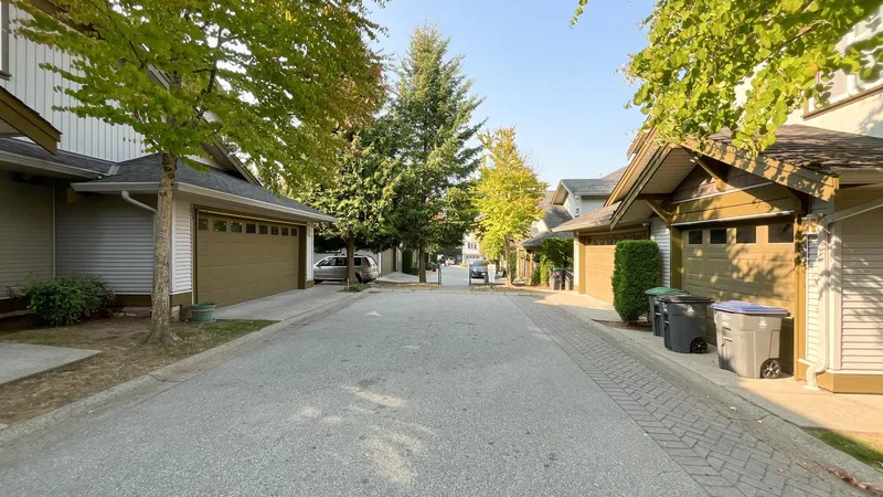 145 12040 68 AVENUE - photo 4 of 25