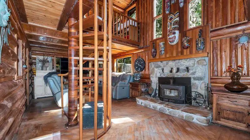 604 WAUGH ROAD - photo 4 of 40