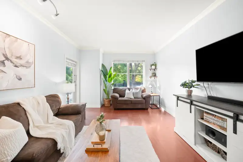 206 1375 VIEW CRESCENT - photo 3 of 29