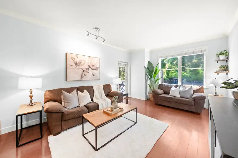 206 1375 VIEW CRESCENT - photo 4 of 29