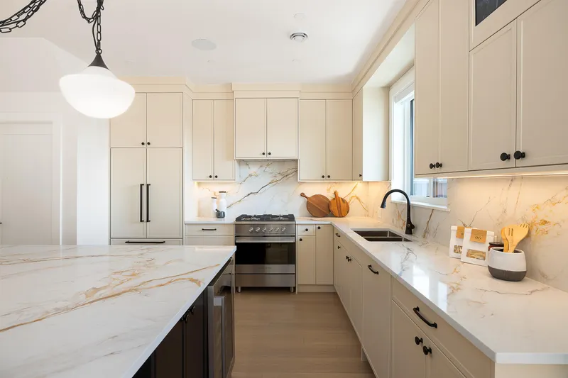 103 646 GIRARD AVENUE - photo 2 of 23