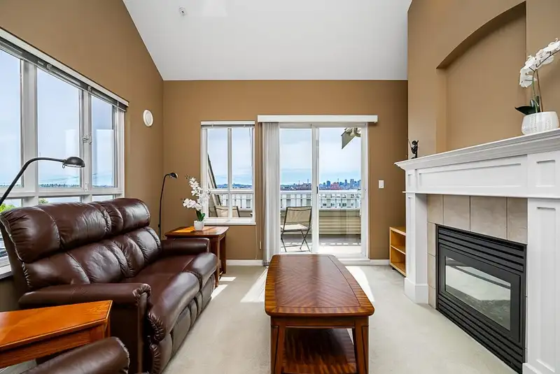 304 365 E 1ST STREET - photo 3 of 29