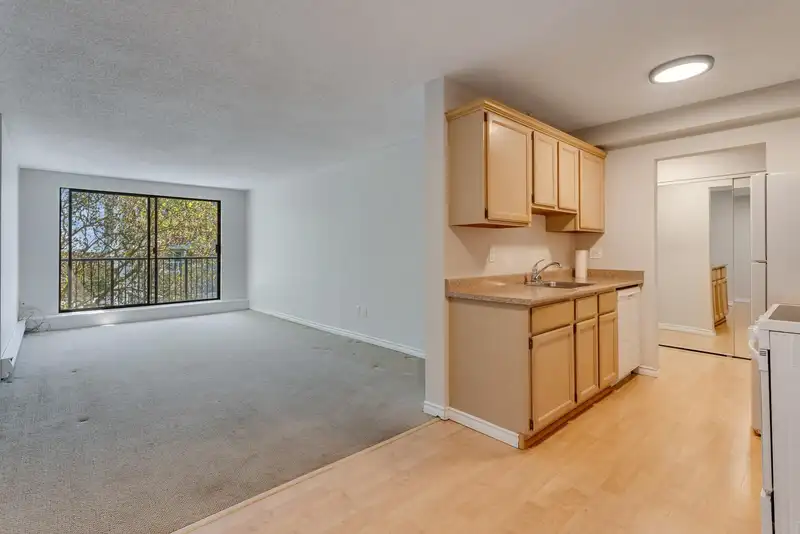407 150 E 15TH STREET - photo 4 of 32