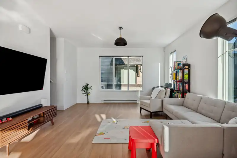 8 9728 ALEXANDRA ROAD - photo 3 of 20