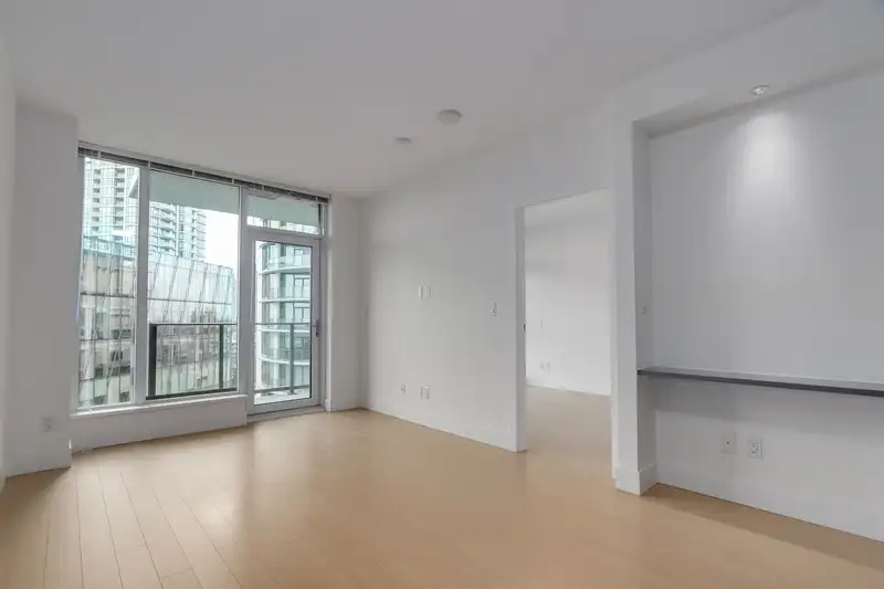901 7388 KINGSWAY - photo 4 of 28