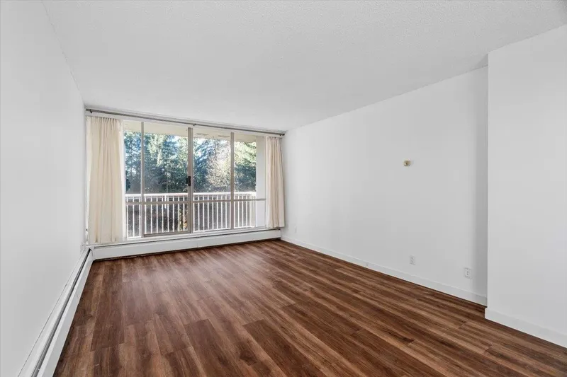 911 2016 FULLERTON AVENUE - photo 2 of 25