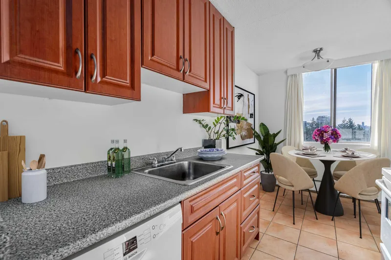 911 2016 FULLERTON AVENUE - photo 3 of 25