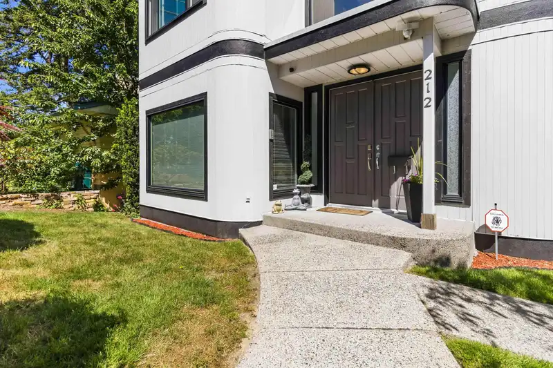 212 N SEA AVENUE - photo 3 of 40