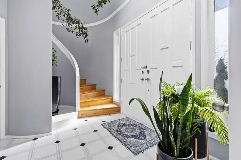 212 N SEA AVENUE - photo 4 of 40