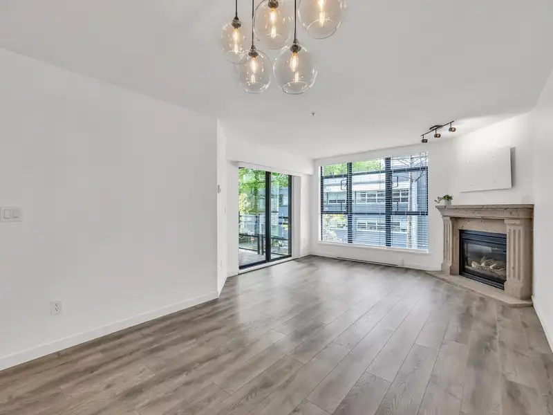 304 2181 W 10TH AVENUE - photo 2 of 31