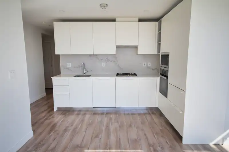 907 6699 DUNBLANE AVENUE - photo 3 of 13