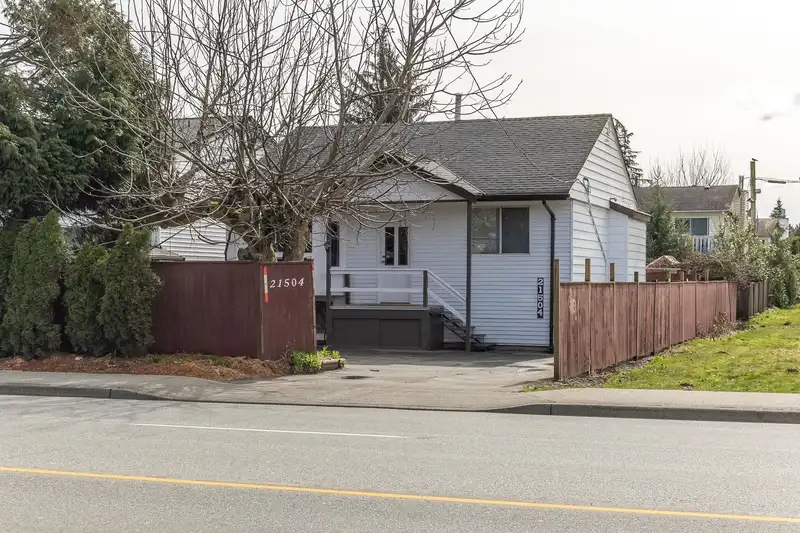 21504 DEWDNEY TRUNK ROAD - photo 2 of 36
