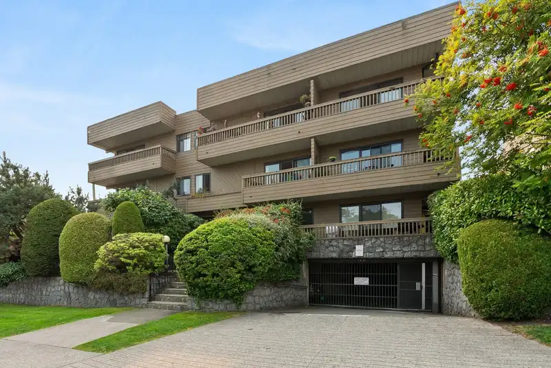 305 2100 W 3RD AVENUE - photo 1 of 35