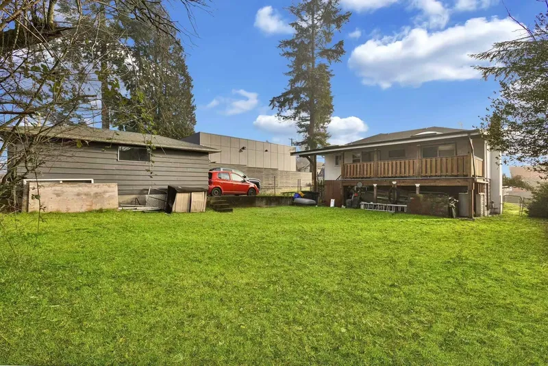 607 ALDERSON AVENUE - photo 4 of 5