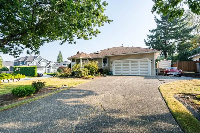 15886 95 AVENUE - photo 1 of 35