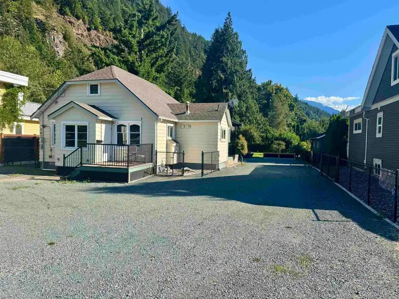 562 LILLOOET AVENUE - photo 1 of 33