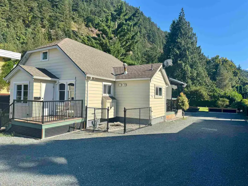 562 LILLOOET AVENUE - photo 2 of 33