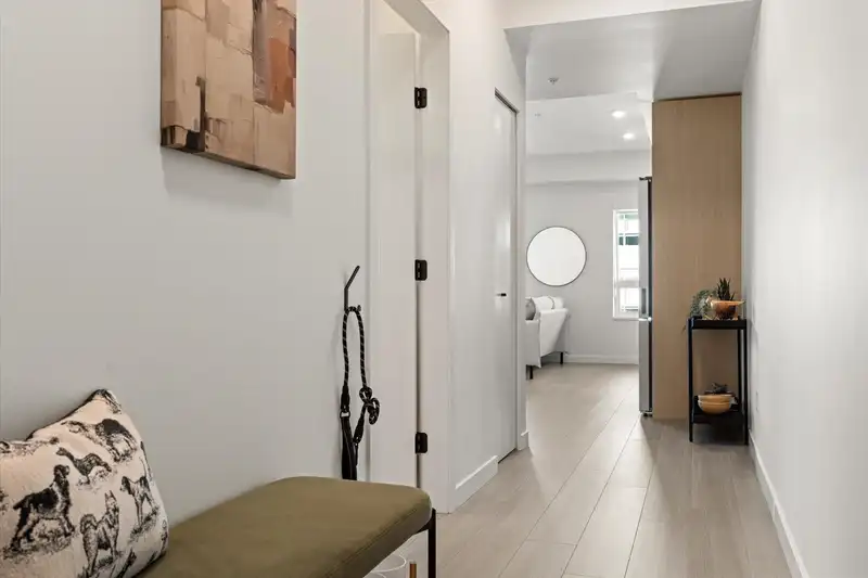 204 2277 HAWTHORNE AVENUE - photo 1 of 16