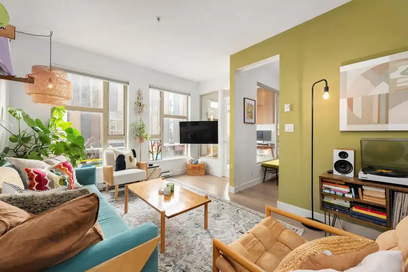 212 205 E 10TH AVENUE - photo 4 of 28