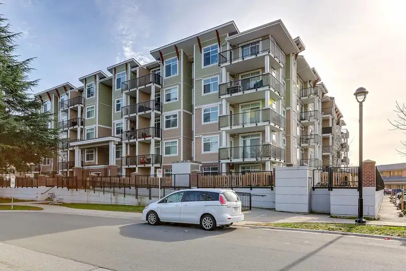 307 20686 EASTLEIGH CRESCENT - photo 1 of 24