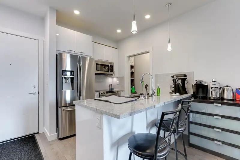 307 20686 EASTLEIGH CRESCENT - photo 3 of 24