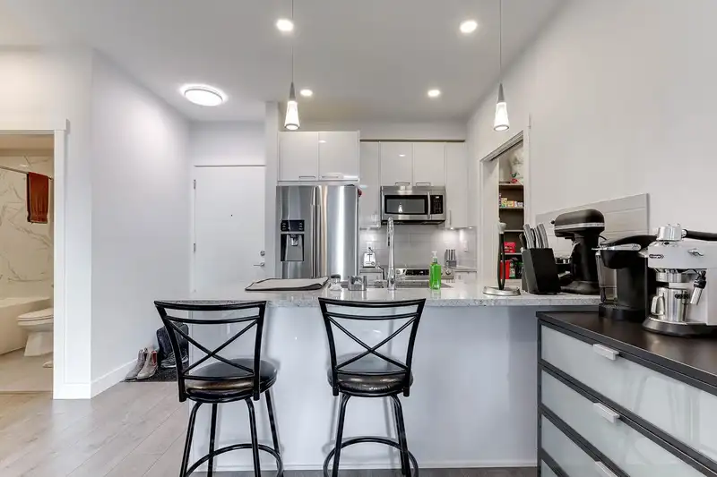 307 20686 EASTLEIGH CRESCENT - photo 4 of 24