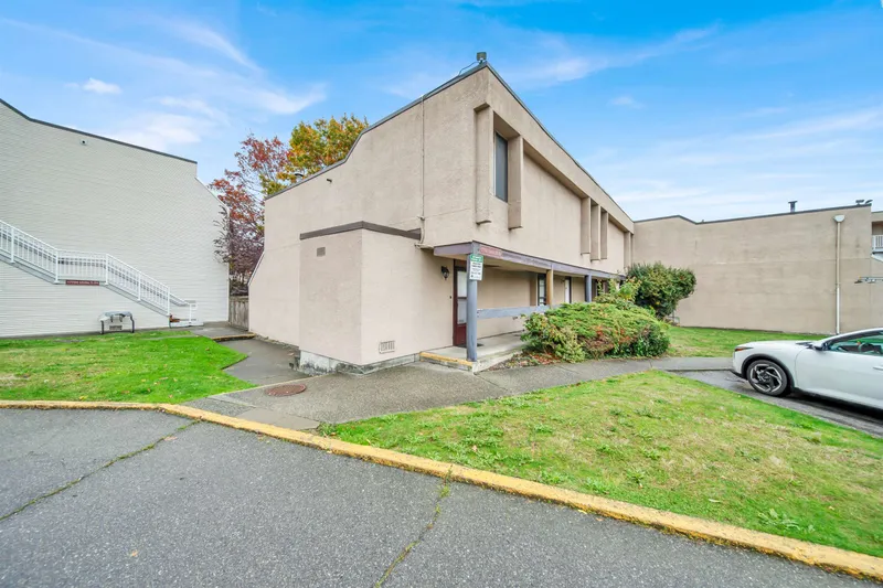 28 17702 60 AVENUE - photo 1 of 25