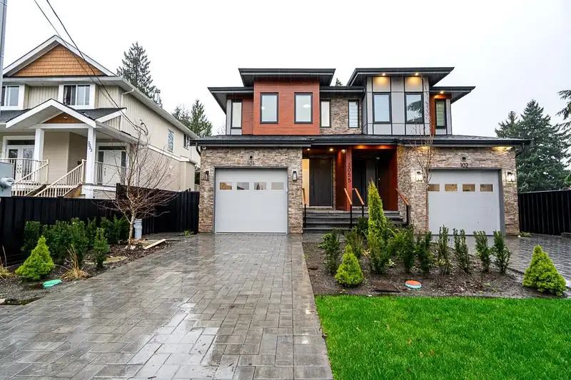 101 3055 YORK STREET - photo 2 of 40