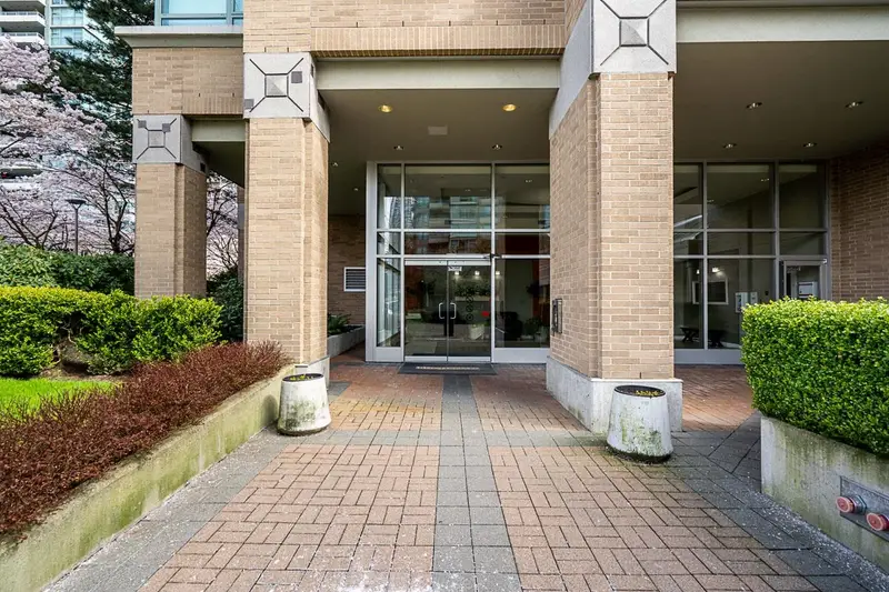 2504 4398 BUCHANAN STREET - photo 2 of 25