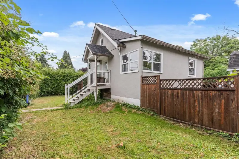 46028 KING AVENUE - photo 4 of 40
