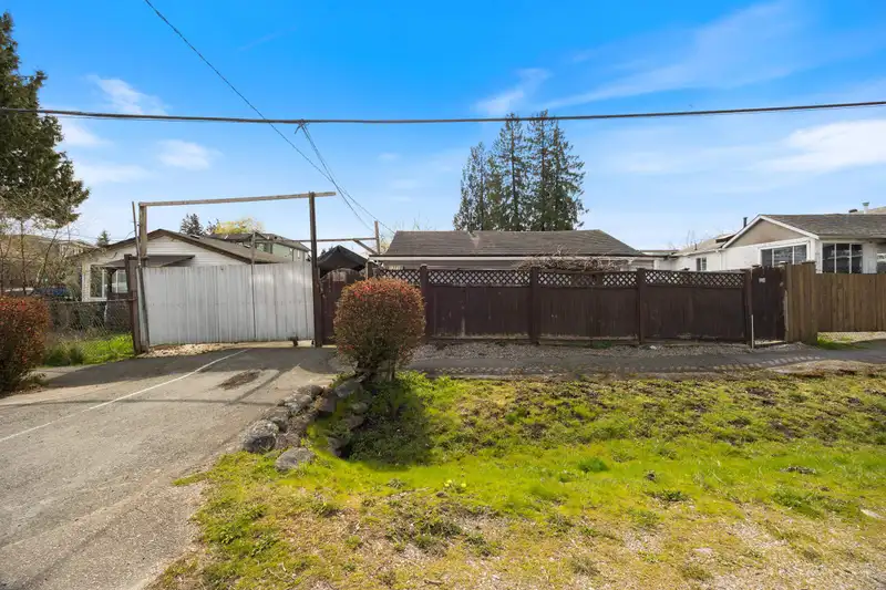 12710 113B AVENUE - photo 2 of 39