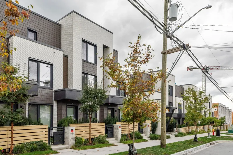 202 606 FOSTER AVENUE - photo 4 of 25