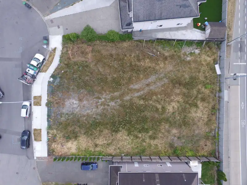 6220 175B STREET - photo 3 of 5