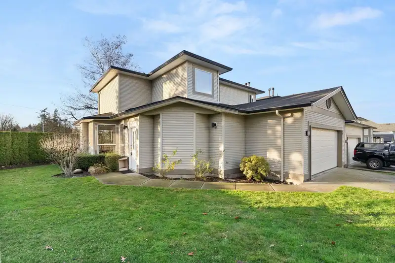 4 20881 87 AVENUE - photo 1 of 32