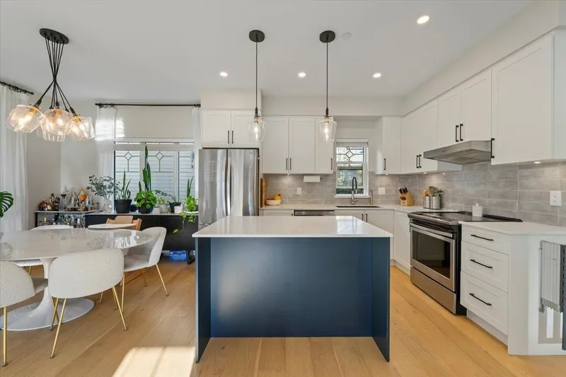 107 258 HART STREET - photo 4 of 25