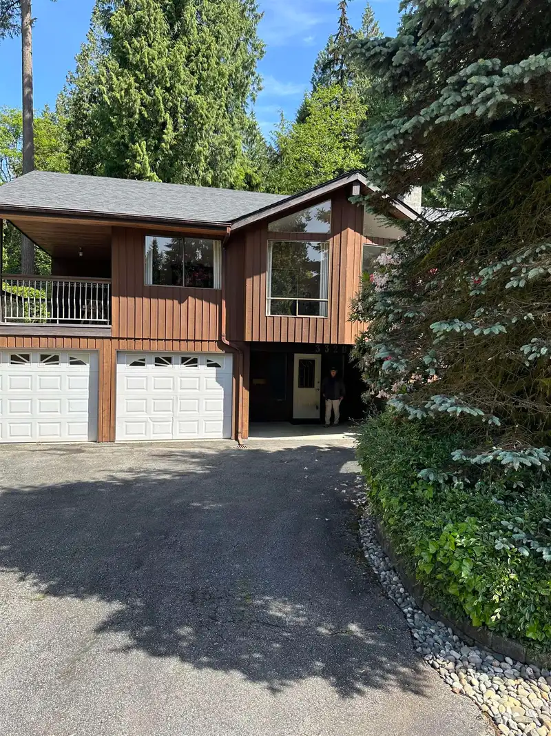 3328 TENNYSON CRESCENT - photo 1 of 2