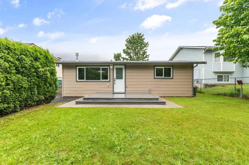 547 FORT STREET - photo 2 of 33