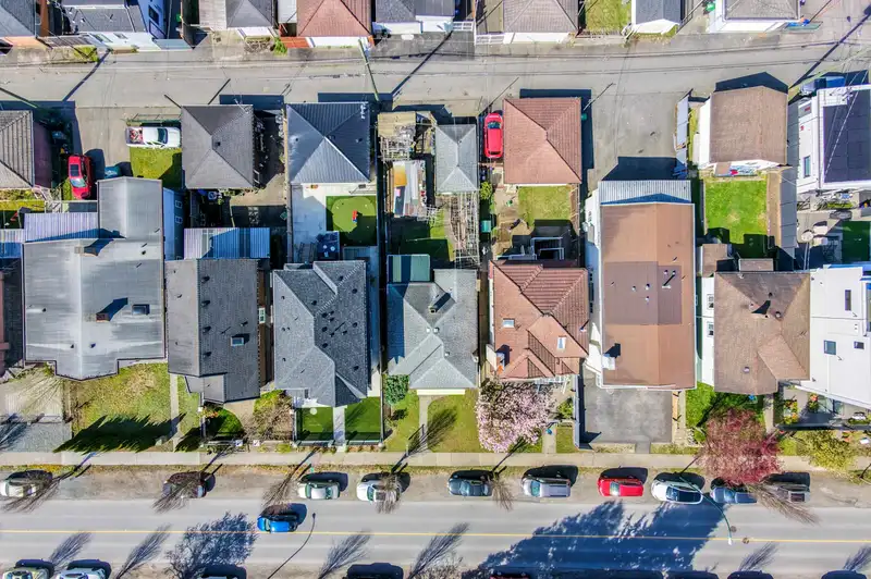 571 E 57TH AVENUE - photo 4 of 6