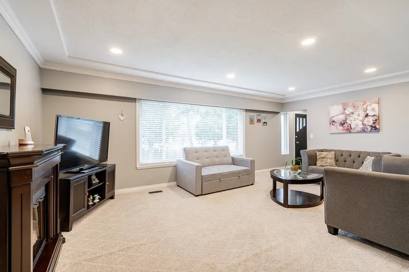 4729 64 STREET - photo 4 of 20