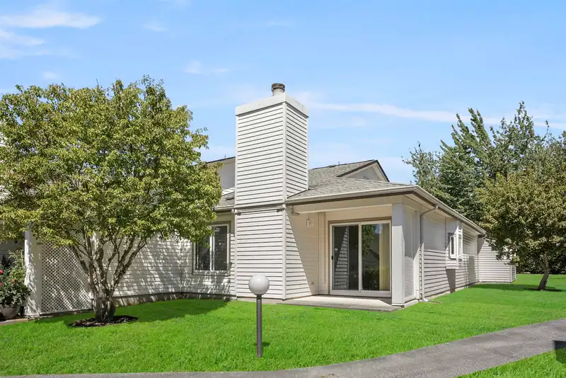 7 12940 17 AVENUE - photo 1 of 18