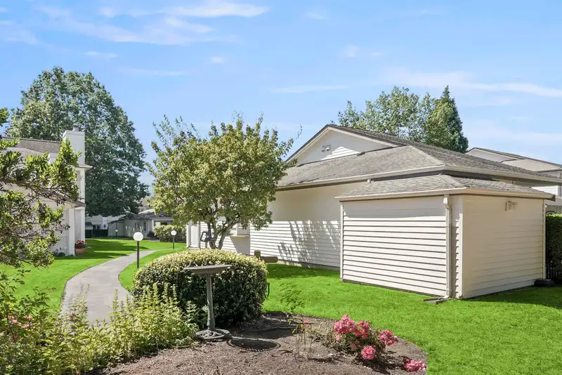 7 12940 17 AVENUE - photo 3 of 18
