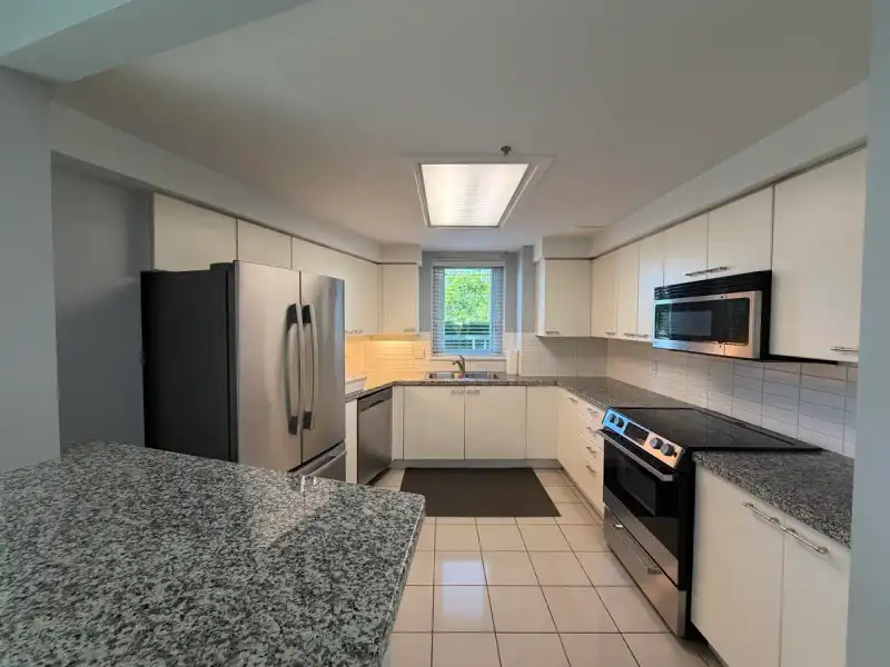 105 388 DRAKE STREET - photo 1 of 5