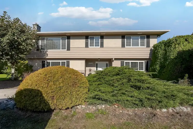 5723 49B AVENUE - photo 1 of 31