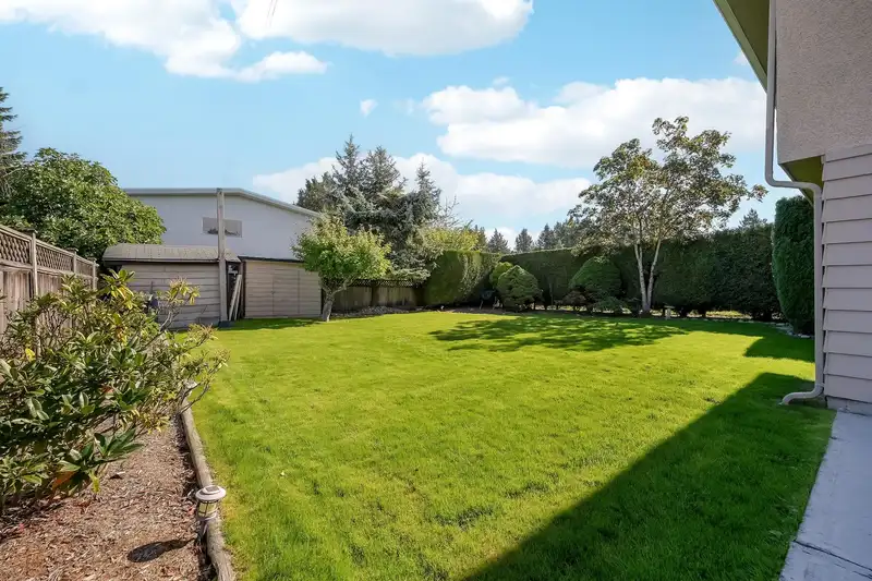 5723 49B AVENUE - photo 2 of 31