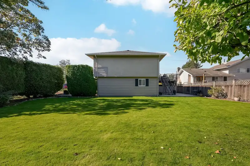 5723 49B AVENUE - photo 4 of 31