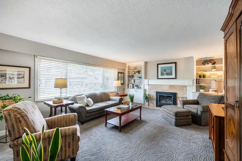 11384 74 AVENUE - photo 1 of 40