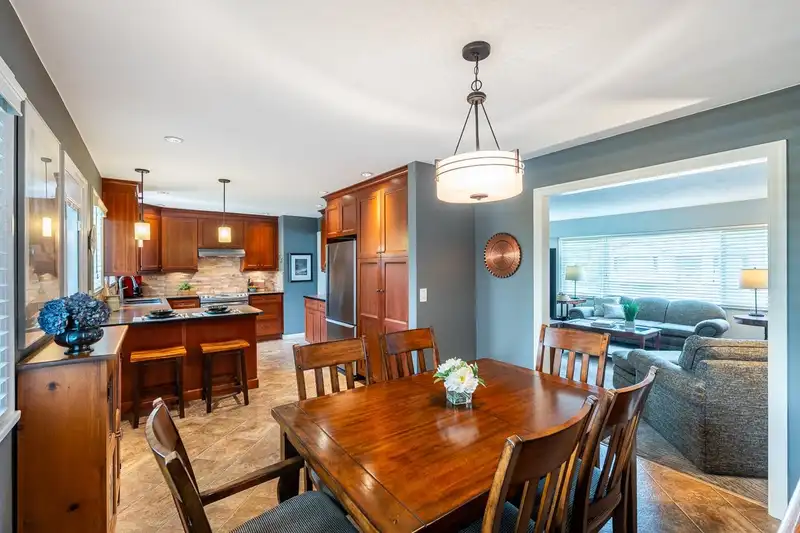 11384 74 AVENUE - photo 4 of 40