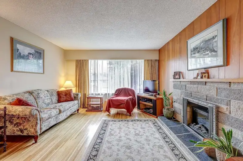 15138 ROBIN CRESCENT - photo 4 of 39