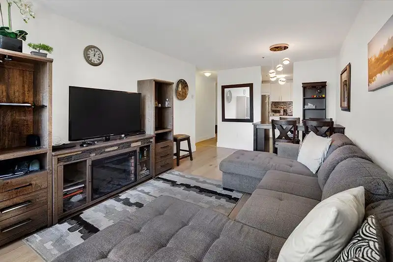 513 1310 CARIBOO STREET - photo 2 of 30