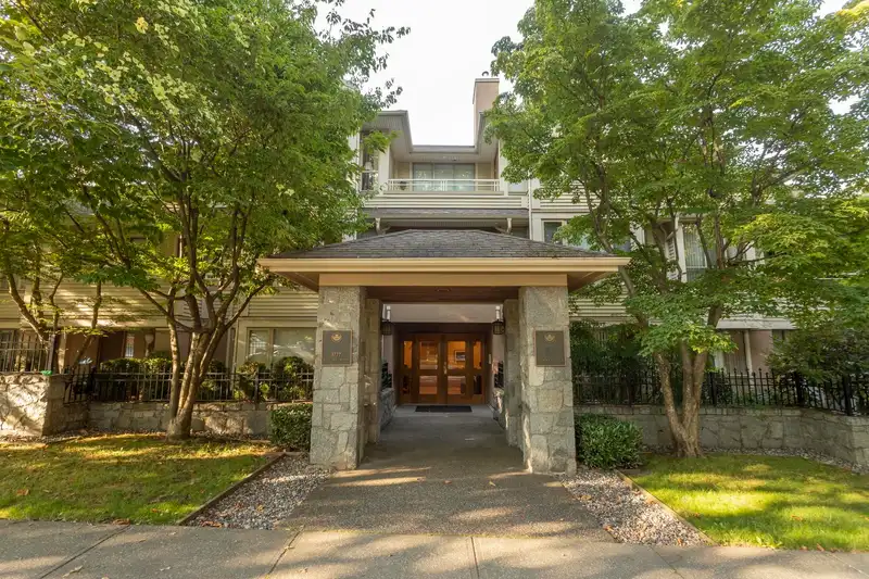 405 3777 W 8TH AVENUE - photo 1 of 24